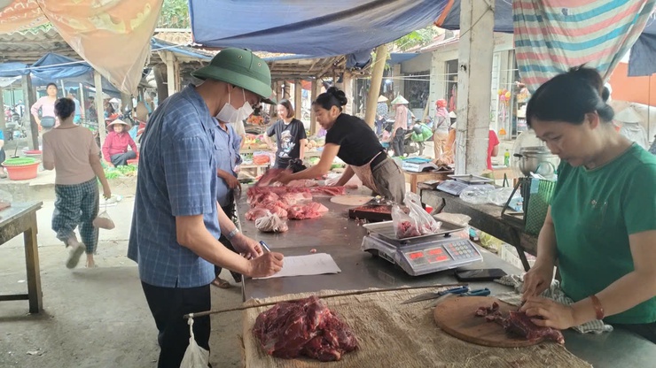 Đảm bảo an toàn thực phẩm tại các chợ trên địa bàn xã Bất Bạt- Ảnh 1.