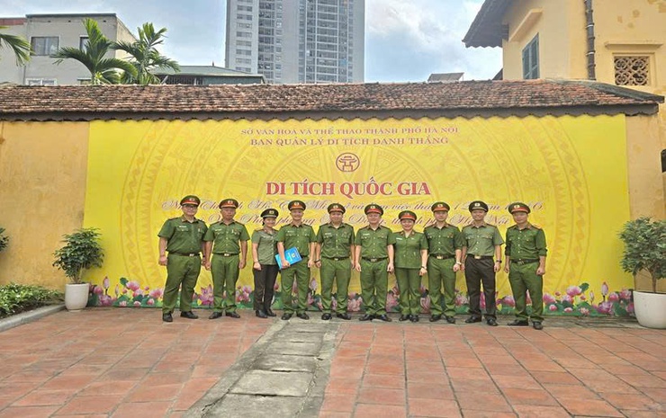Công an xã Phú nghĩa tổ chức sinh hoạt chính trị cho cán bộ, chiến sĩ, đoàn viên, hội viên tham quan, dâng hương, báo công tại Nhà lưu niệm Bác Hồ ở Làng Vạn Phúc, phường Hà Đông, thành phố Hà Nội- Ảnh 4.