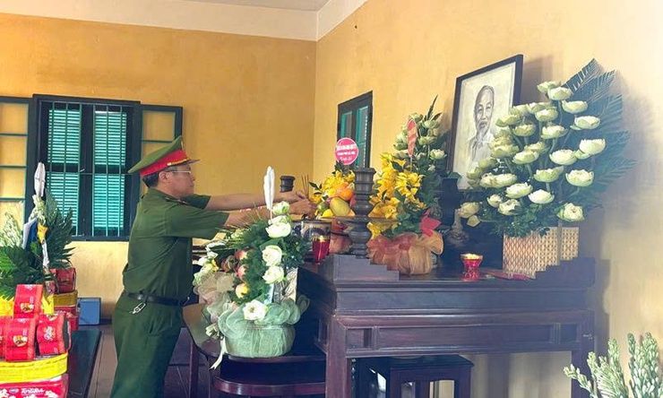 Công an xã Phú nghĩa tổ chức sinh hoạt chính trị cho cán bộ, chiến sĩ, đoàn viên, hội viên tham quan, dâng hương, báo công tại Nhà lưu niệm Bác Hồ ở Làng Vạn Phúc, phường Hà Đông, thành phố Hà Nội- Ảnh 2.