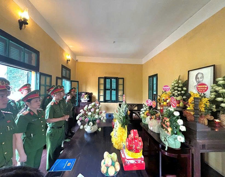 Công an xã Phú nghĩa tổ chức sinh hoạt chính trị cho cán bộ, chiến sĩ, đoàn viên, hội viên tham quan, dâng hương, báo công tại Nhà lưu niệm Bác Hồ ở Làng Vạn Phúc, phường Hà Đông, thành phố Hà Nội- Ảnh 1.