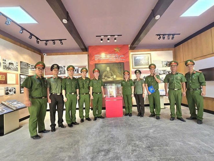 Công an xã Phú nghĩa tổ chức sinh hoạt chính trị cho cán bộ, chiến sĩ, đoàn viên, hội viên tham quan, dâng hương, báo công tại Nhà lưu niệm Bác Hồ ở Làng Vạn Phúc, phường Hà Đông, thành phố Hà Nội- Ảnh 5.