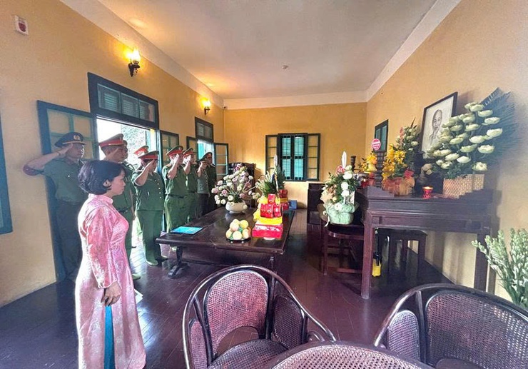 Công an xã Phú nghĩa tổ chức sinh hoạt chính trị cho cán bộ, chiến sĩ, đoàn viên, hội viên tham quan, dâng hương, báo công tại Nhà lưu niệm Bác Hồ ở Làng Vạn Phúc, phường Hà Đông, thành phố Hà Nội- Ảnh 3.