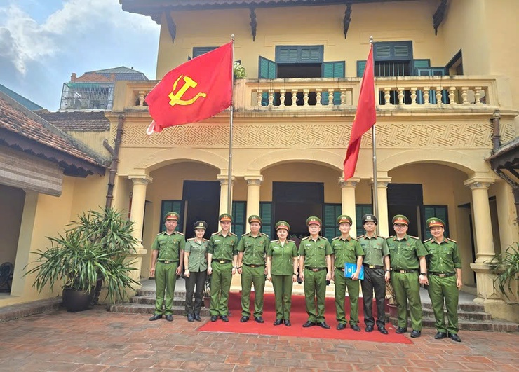 Công an xã Phú nghĩa tổ chức sinh hoạt chính trị cho cán bộ, chiến sĩ, đoàn viên, hội viên tham quan, dâng hương, báo công tại Nhà lưu niệm Bác Hồ ở Làng Vạn Phúc, phường Hà Đông, thành phố Hà Nội- Ảnh 6.