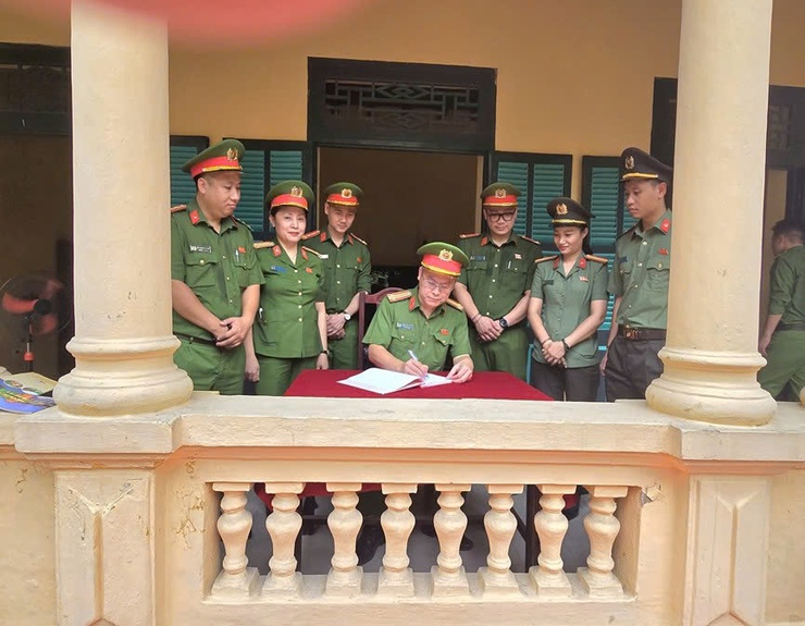 Công an xã Phú nghĩa tổ chức sinh hoạt chính trị cho cán bộ, chiến sĩ, đoàn viên, hội viên tham quan, dâng hương, báo công tại Nhà lưu niệm Bác Hồ ở Làng Vạn Phúc, phường Hà Đông, thành phố Hà Nội- Ảnh 7.