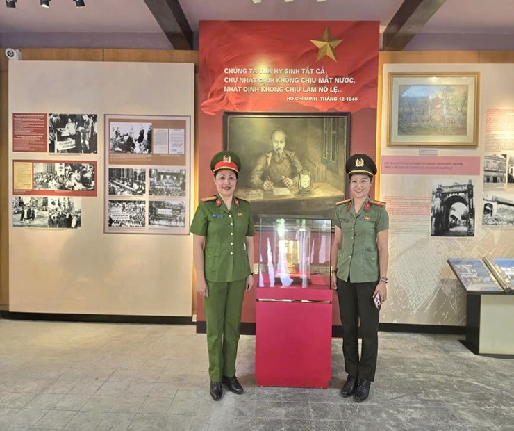 Công an xã Phú nghĩa tổ chức sinh hoạt chính trị cho cán bộ, chiến sĩ, đoàn viên, hội viên tham quan, dâng hương, báo công tại Nhà lưu niệm Bác Hồ ở Làng Vạn Phúc, phường Hà Đông, thành phố Hà Nội- Ảnh 8.