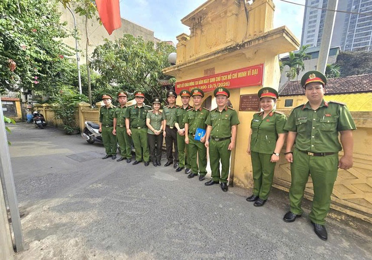 Công an xã Phú nghĩa tổ chức sinh hoạt chính trị cho cán bộ, chiến sĩ, đoàn viên, hội viên tham quan, dâng hương, báo công tại Nhà lưu niệm Bác Hồ ở Làng Vạn Phúc, phường Hà Đông, thành phố Hà Nội- Ảnh 9.