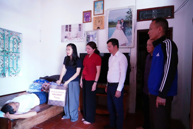 Phường Chương Mỹ thăm, tặng quà người lao động bị tai nạn lao động nhân Tháng công nhân năm 2026- Ảnh 1.