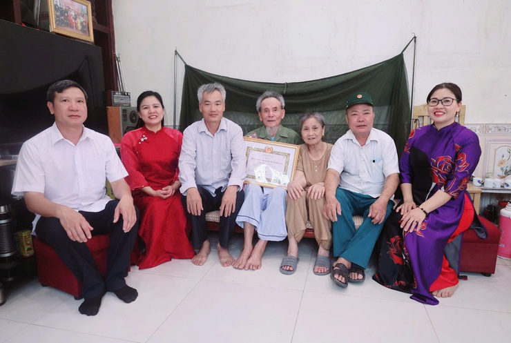 Các đồng chí lãnh đạo xã Hòa Phú trao Huy hiệu Đảng tại nhà cho đảng viên cao niên Vũ Thế Vinh- Ảnh 2.