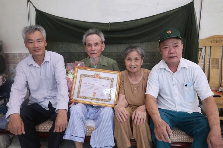 Các đồng chí lãnh đạo xã Hòa Phú trao Huy hiệu Đảng tại nhà cho đảng viên cao niên Vũ Thế Vinh- Ảnh 5.