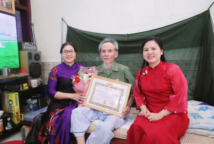 Các đồng chí lãnh đạo xã Hòa Phú trao Huy hiệu Đảng tại nhà cho đảng viên cao niên Vũ Thế Vinh- Ảnh 3.