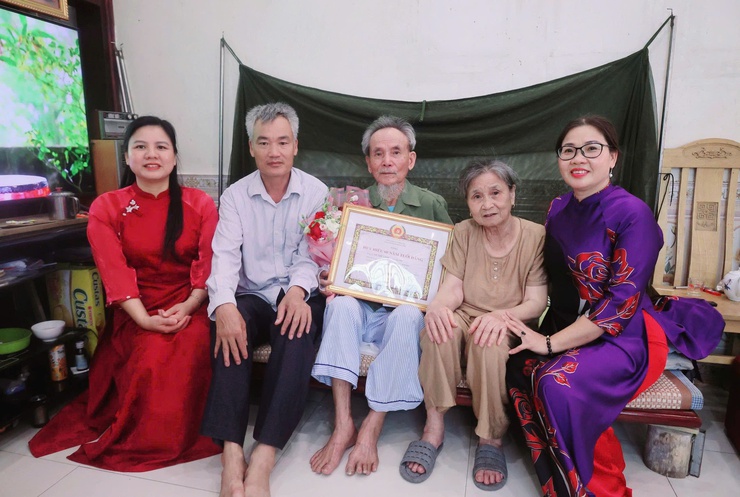 Các đồng chí lãnh đạo xã Hòa Phú trao Huy hiệu Đảng tại nhà cho đảng viên cao niên Vũ Thế Vinh- Ảnh 4.