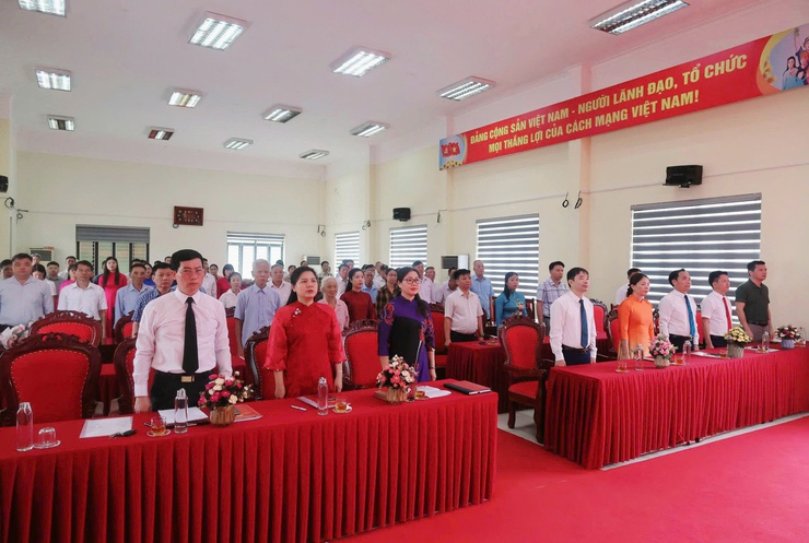 Đảng ủy xã Hòa Phú: Long trọng tổ chức Lễ trao tặng Huy hiệu Đảng đợt 19/5- Ảnh 1.