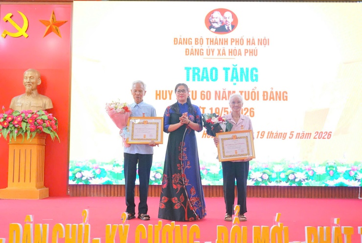 Đảng ủy xã Hòa Phú: Long trọng tổ chức Lễ trao tặng Huy hiệu Đảng đợt 19/5- Ảnh 3.