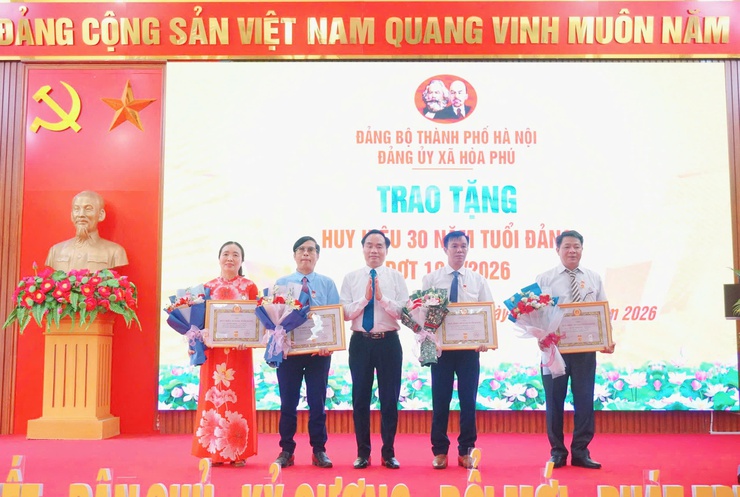 Đảng ủy xã Hòa Phú: Long trọng tổ chức Lễ trao tặng Huy hiệu Đảng đợt 19/5- Ảnh 8.