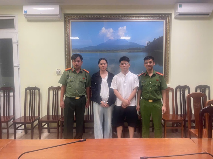 Công an xã Bất Bạt: Nghĩa cử đẹp giúp đỡ công dân người nước ngoài đi lạc trở về với gia đình- Ảnh 1.