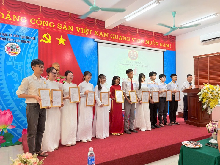 09 học sinh Trường THPT Lưu Hoàng vinh dự được kết nạp Đảng đúng dịp kỷ niệm 136 năm Ngày sinh Chủ tịch Hồ Chí Minh- Ảnh 4.