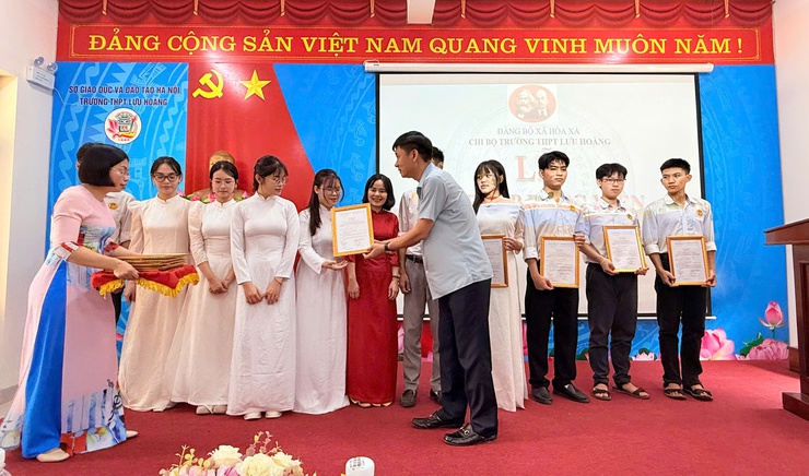 09 học sinh Trường THPT Lưu Hoàng vinh dự được kết nạp Đảng đúng dịp kỷ niệm 136 năm Ngày sinh Chủ tịch Hồ Chí Minh- Ảnh 1.