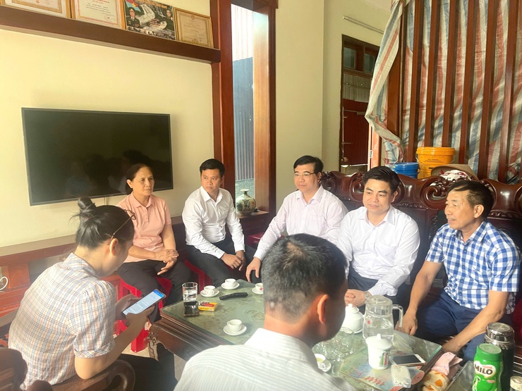Đồng chí Nguyễn Tuấn Hà – Phó Bí thư Thường trực Đảng ủy xã Vĩnh Thanh trao tặng Huy hiệu 60 năm tuổi Đảng tại nhà riêng cho đồng chí Lê Bá Thái.- Ảnh 8.