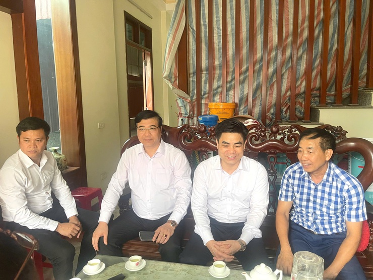 Đồng chí Nguyễn Tuấn Hà – Phó Bí thư Thường trực Đảng ủy xã Vĩnh Thanh trao tặng Huy hiệu 60 năm tuổi Đảng tại nhà riêng cho đồng chí Lê Bá Thái.- Ảnh 9.