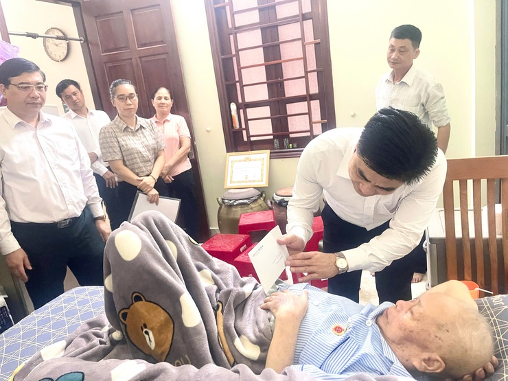 Đồng chí Nguyễn Tuấn Hà – Phó Bí thư Thường trực Đảng ủy xã Vĩnh Thanh trao tặng Huy hiệu 60 năm tuổi Đảng tại nhà riêng cho đồng chí Lê Bá Thái.- Ảnh 5.