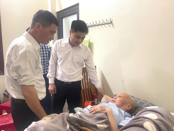 Đồng chí Nguyễn Tuấn Hà – Phó Bí thư Thường trực Đảng ủy xã Vĩnh Thanh trao tặng Huy hiệu 60 năm tuổi Đảng tại nhà riêng cho đồng chí Lê Bá Thái.- Ảnh 7.
