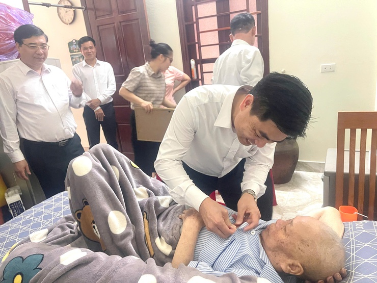 Đồng chí Nguyễn Tuấn Hà – Phó Bí thư Thường trực Đảng ủy xã Vĩnh Thanh trao tặng Huy hiệu 60 năm tuổi Đảng tại nhà riêng cho đồng chí Lê Bá Thái.- Ảnh 1.