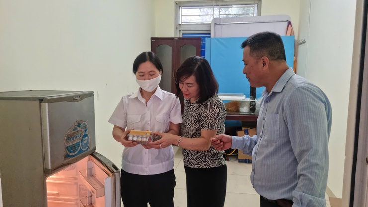 Kiểm tra công tác phòng chống dịch bệnh cho đàn gia súc, gia cầm tại xã Phù Đổng - Ảnh 2.