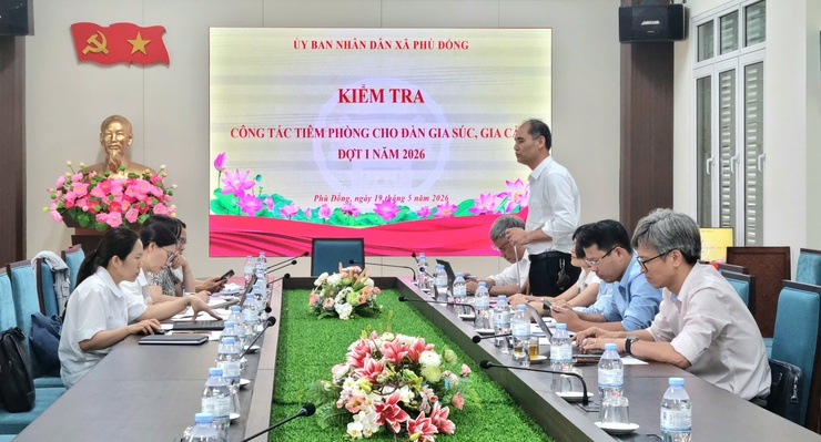 Kiểm tra công tác phòng chống dịch bệnh cho đàn gia súc, gia cầm tại xã Phù Đổng - Ảnh 1.