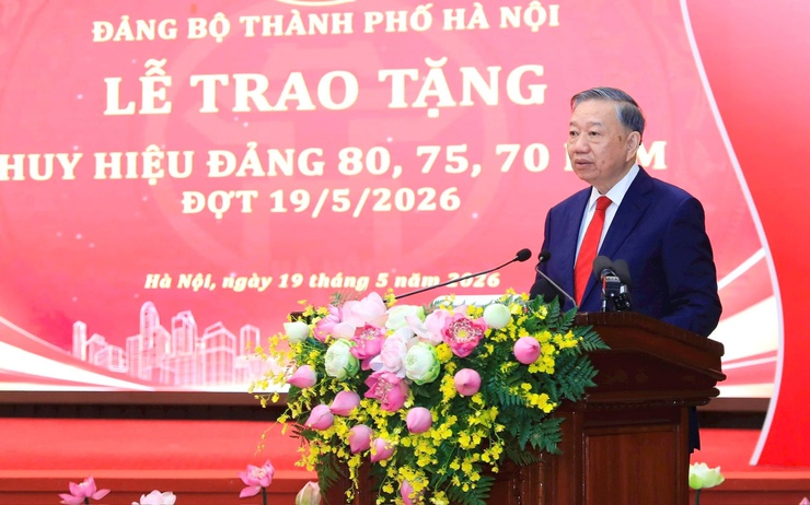 Đồng chí Bùi Viết Chữ - đảng viên Chi bộ thôn Liên Hợp vinh dự được đồng chí Tổng Bí thư, Chủ tịch nước Tô Lâm trực tiếp trao tặng Huy hiệu 70 năm tuổi Đảng- Ảnh 3.