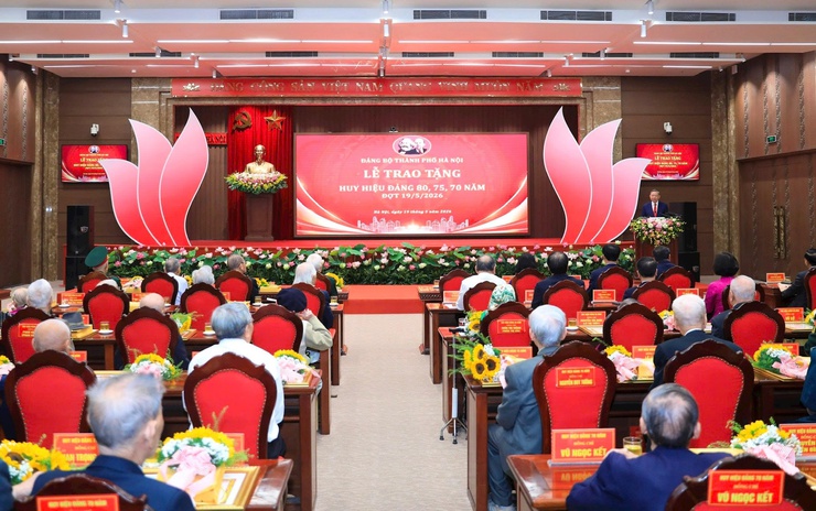 Đồng chí Bùi Viết Chữ - đảng viên Chi bộ thôn Liên Hợp vinh dự được đồng chí Tổng Bí thư, Chủ tịch nước Tô Lâm trực tiếp trao tặng Huy hiệu 70 năm tuổi Đảng- Ảnh 1.