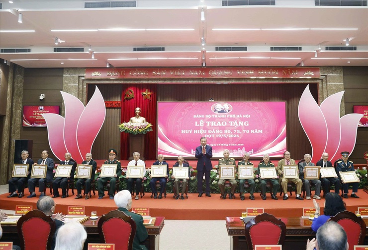 Đồng chí Bùi Viết Chữ - đảng viên Chi bộ thôn Liên Hợp vinh dự được đồng chí Tổng Bí thư, Chủ tịch nước Tô Lâm trực tiếp trao tặng Huy hiệu 70 năm tuổi Đảng- Ảnh 2.