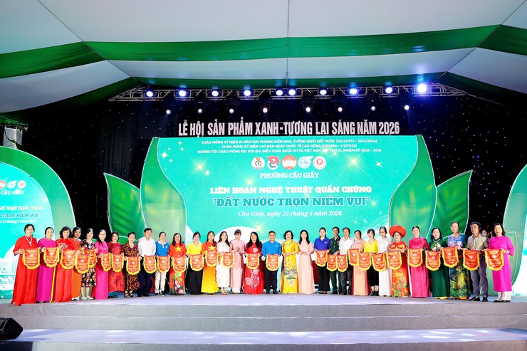 ỦY BAN MẶT TRẬN TỔ QUỐC VIỆT NAM PHƯỜNG CẦU GIẤY TỔ CHỨC LIÊN HOAN NGHỆ THUẬT QUẦN CHÚNG "ĐẤT NƯỚC TRỌN NIỀM VUI"- Ảnh 1.