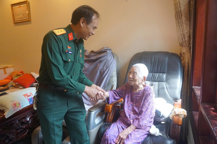 Chi hội Cựu chiến binh Tổ dân phố Đống 2, phường Đông Ngạc tổ chức hoạt động đền ơn, đáp nghĩa- Ảnh 6.