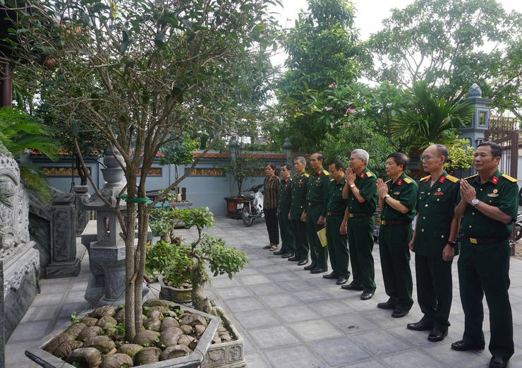 Chi hội Cựu chiến binh Tổ dân phố Đống 2, phường Đông Ngạc tổ chức hoạt động đền ơn, đáp nghĩa- Ảnh 1.
