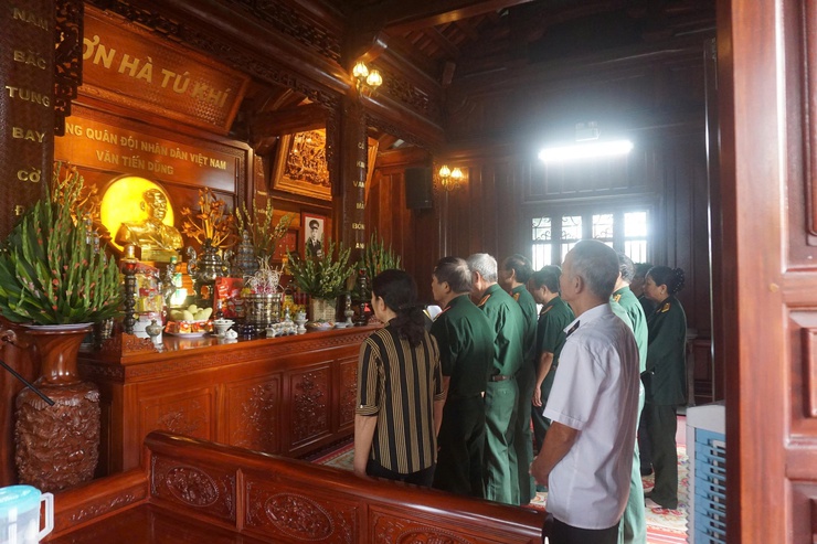Chi hội Cựu chiến binh Tổ dân phố Đống 2, phường Đông Ngạc tổ chức hoạt động đền ơn, đáp nghĩa- Ảnh 2.