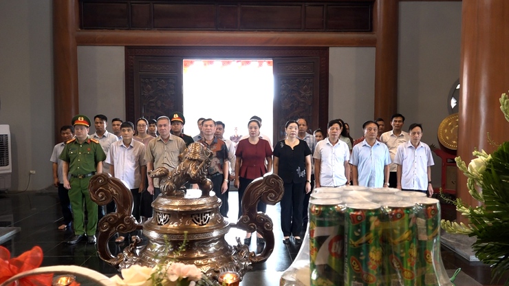 Đoàn đại biểu lãnh đạo Đảng uỷ - HĐND – UBND – UB MTTQ xã Mỹ Đức dâng hương Nhà lưu niệm Bác Hồ nhân kỷ niệm 136 năm Ngày sinh Chủ tịch Hồ Chí Minh- Ảnh 1.