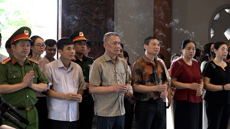 Đoàn đại biểu lãnh đạo Đảng uỷ - HĐND – UBND – UB MTTQ xã Mỹ Đức dâng hương Nhà lưu niệm Bác Hồ nhân kỷ niệm 136 năm Ngày sinh Chủ tịch Hồ Chí Minh- Ảnh 2.