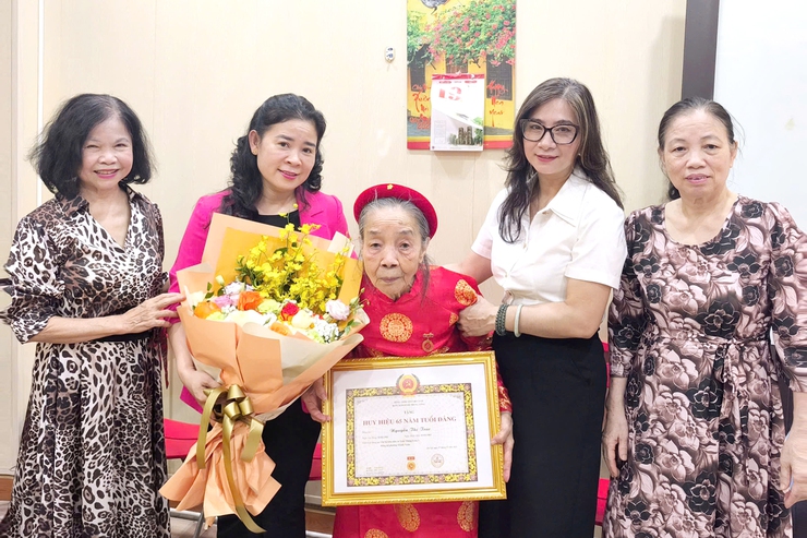 Trao tặng huy hiệu 65 năm tuổi Đảng đợt 19/5/2026 tại nhà riêng cho Đảng viên lão thành phường Thanh Xuân- Ảnh 2.