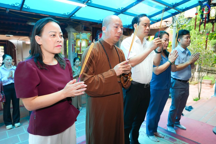 Lãnh đạo Khu di tích lịch sử Đền Hùng dâng hương tại đình làng Ngô Sài nhân lễ sinh thần Công chúa Ả Lã Nương Đề- Ảnh 1.