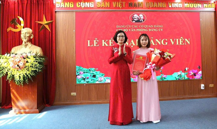 Chi bộ Văn phòng Đảng ủy xã Quang Minh tổ chức Lễ kết nạp đảng viên mới nhân dịp sinh nhật Bác- Ảnh 1.