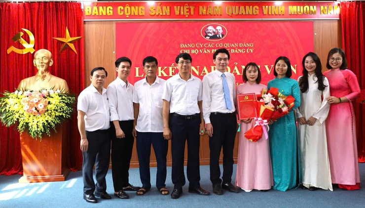 Chi bộ Văn phòng Đảng ủy xã Quang Minh tổ chức Lễ kết nạp đảng viên mới nhân dịp sinh nhật Bác- Ảnh 2.