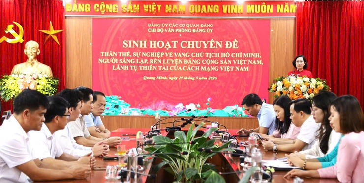 Chi bộ Văn phòng Đảng ủy xã Quang Minh tổ chức Lễ kết nạp đảng viên mới nhân dịp sinh nhật Bác- Ảnh 3.
