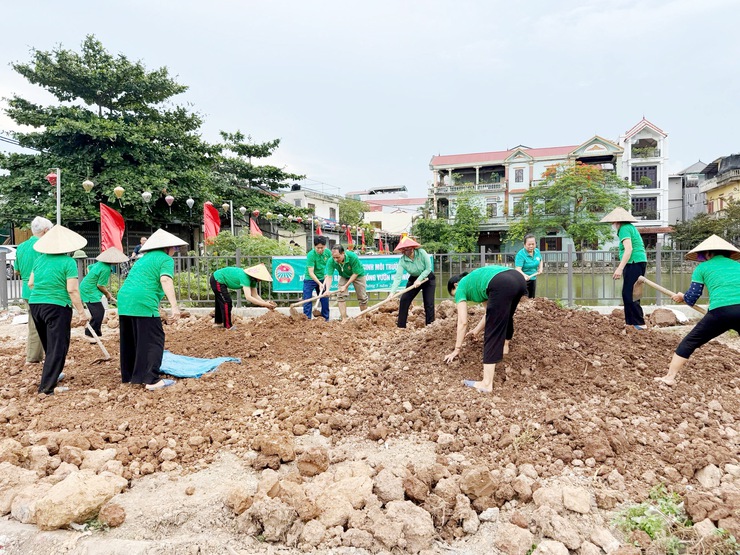 Hội Nông dân xã Quốc Oai xã hội hóa biến điểm đen rác thải thành vườn hoa- Ảnh 1.