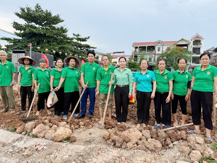Hội Nông dân xã Quốc Oai xã hội hóa biến điểm đen rác thải thành vườn hoa- Ảnh 2.