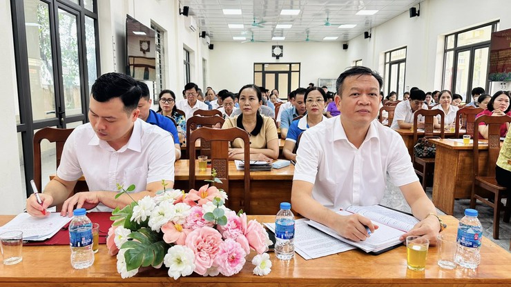 ĐẢNG ỦY XÃ HÒA XÁ TỔ CHỨC HỘI NGHỊ QUÁN TRIỆT, TRIỂN KHAI CHỈ THỊ 09-CT/TU VÀ QUY ĐỊNH SỐ 11-QĐ/TU CỦA THÀNH ỦY HÀ NỘI- Ảnh 2.