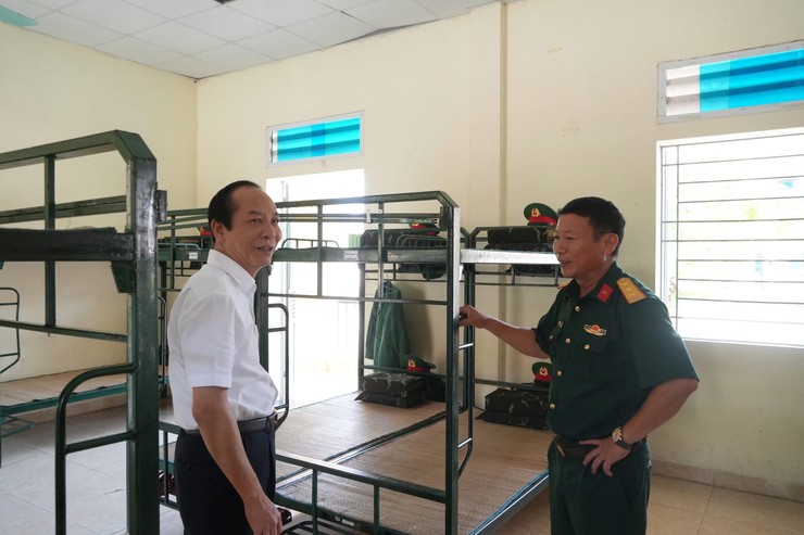 Lãnh đạo phường Phú Diễn thăm, động viên chiến sĩ mới tại Trung đoàn 88, Sư đoàn 308- Ảnh 2.
