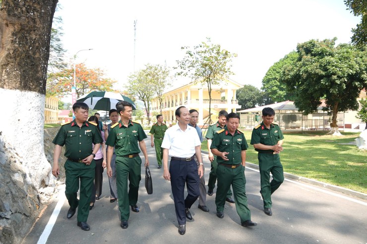 Lãnh đạo phường Phú Diễn thăm, động viên chiến sĩ mới tại Trung đoàn 88, Sư đoàn 308- Ảnh 1.