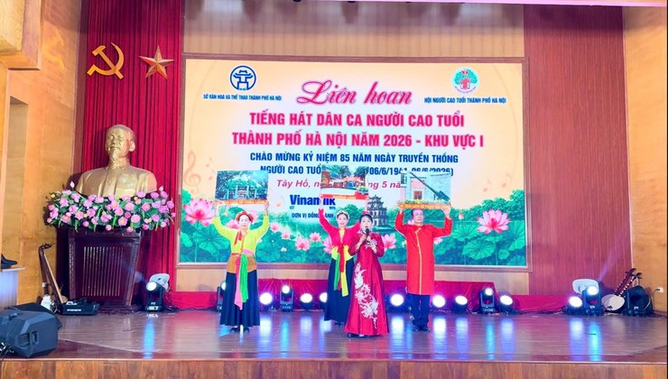 NGƯỜI CAO TUỔI PHƯỜNG LÁNG TỎA SÁNG TẠI LIÊN HOAN “TIẾNG HÁT DÂN CA NGƯỜI CAO TUỔI THÀNH PHỐ HÀ NỘI”- Ảnh 5.