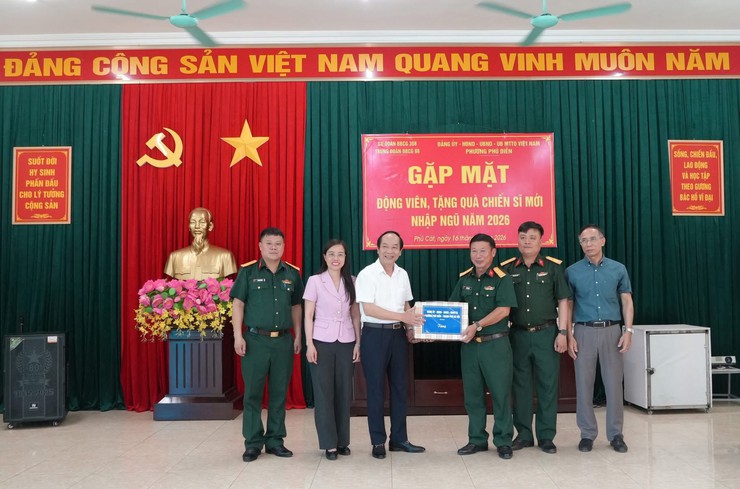 Lãnh đạo phường Phú Diễn thăm, động viên chiến sĩ mới tại Trung đoàn 88, Sư đoàn 308- Ảnh 3.
