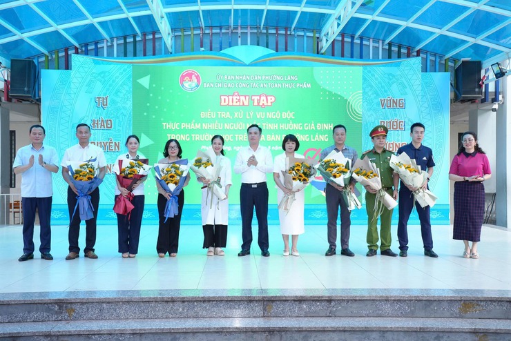 PHƯỜNG LÁNG TỔ CHỨC THÀNH CÔNG DIỄN TẬP XỬ LÝ TÌNH HUỐNG NGỘ ĐỘC THỰC PHẨM NHIỀU NGƯỜI MẮC TẠI TRƯỜNG HỌC- Ảnh 10.